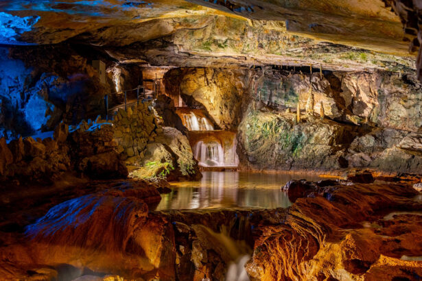 St. Beatus Caves: Τα «σπήλαια των δράκων» στις Άλπεις που κρύβονται πάνω από λίμνη στην Ελβετία