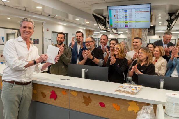 Ο Γκάβιν Νιούσομ υπογράφει νομοσχέδιο για τη δημιουργία φορολογικής έκπτωσης ύψους 10 εκατομμυρίων δολαρίων για τη μεταπαραγωγή