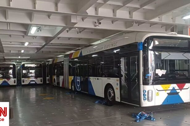 Θεσσαλονίκη: Ηλεκτρικό λεωφορείο έπεσε πάνω σε στάση – Τέσσερις τραυματίες, δείτε βίντεο