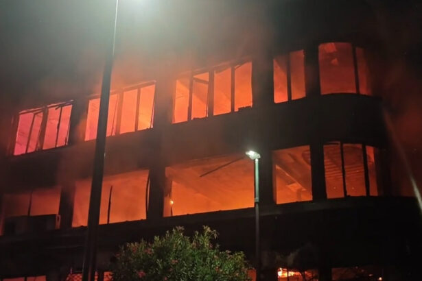 Μεγάλη πυρκαγιά στον Πειραιά – Παραδόθηκε στις φλόγες επαγγελματικό κτίριο