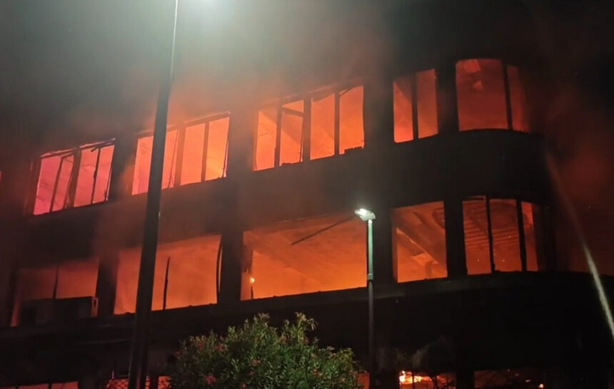 Μεγάλη πυρκαγιά στον Πειραιά – Παραδόθηκε στις φλόγες επαγγελματικό κτίριο