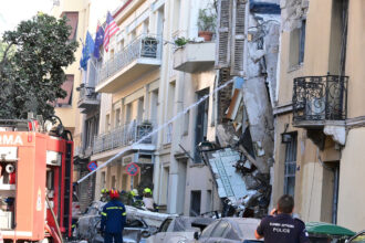 Ισχυρή έκρηξη στην Πλάκα, κατέρρευσε κτίριο – Ένας τραυματίας από θραύσματα, απεγκλωβίστηκαν δύο γυναίκες