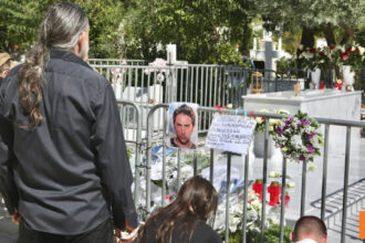 Βουνό από λουλούδια και μηνύματα στο μνήμα του Μαζωνάκη, ησυχία για να θρηνήσει ζήτησε η αδελφή του