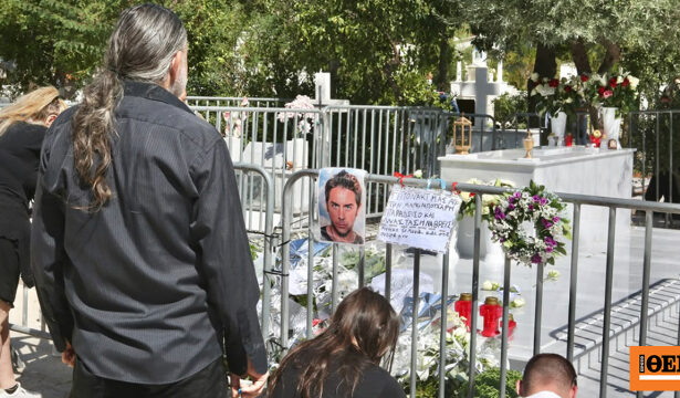 Βουνό από λουλούδια και μηνύματα στο μνήμα του Μαζωνάκη, ησυχία για να θρηνήσει ζήτησε η αδελφή του
