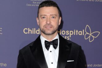 Justin Timberlake Reacts to Photo Seemingly Kissing Man’s Head