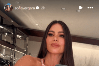 Το άγριο φόρεμα Roberto Cavalli της Sofia Vergara παίρνει μια βαθιά κλειδαρότρυπα