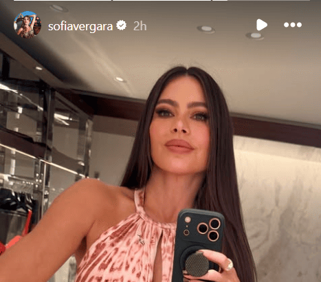 Το άγριο φόρεμα Roberto Cavalli της Sofia Vergara παίρνει μια βαθιά κλειδαρότρυπα