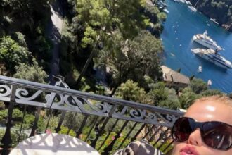 Το μπικίνι της Brooks Nader είναι τόσο μικροσκοπικό, που βάζει τη φιγούρα της σε πλήρη προβολή