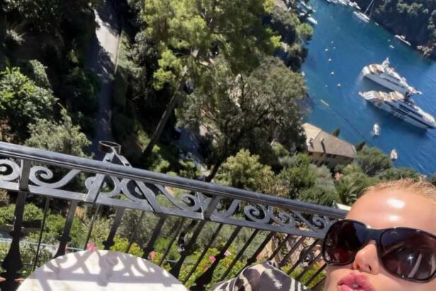 Το μπικίνι της Brooks Nader είναι τόσο μικροσκοπικό, που βάζει τη φιγούρα της σε πλήρη προβολή