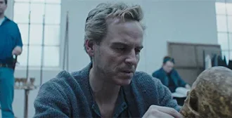 Νέο βρετανικό τρέιλερ για την ταινία «Elsinore» του Simon Stone με πρωταγωνιστή τον Andrew Scott