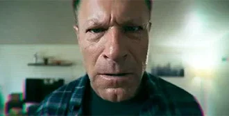 Ο Aaron Eckhart βρίσκεται υπό έλεγχο στο τρέιλερ Sci-Fi Action «Model Citizen».