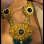 Το Vintage κολιέ Chanel της Brooks Nader κάθεται τέλεια ανάμεσα στις καμπύλες της
