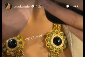 Το Vintage κολιέ Chanel της Brooks Nader κάθεται τέλεια ανάμεσα στις καμπύλες της