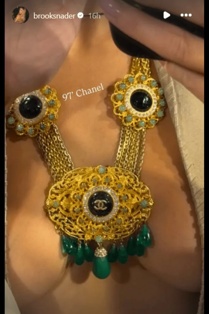 Το Vintage κολιέ Chanel της Brooks Nader κάθεται τέλεια ανάμεσα στις καμπύλες της