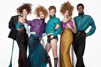 Ο John Galliano καλεί τον Steven Meisel να φωτογραφίσει την εναρκτήρια καμπάνια Zara για τη μεταρρύθμιση