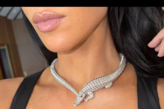 Η Kim Kardashian σχεδόν βγήκε από το βυθισμένο τοπ κάτω από το κολιέ Cartier