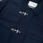 Γιατί τα μπουφάν Fireman Clasp είναι ξανά παντού – Από πυροσβέστες μέχρι TikTok και ανδρικά ρούχα