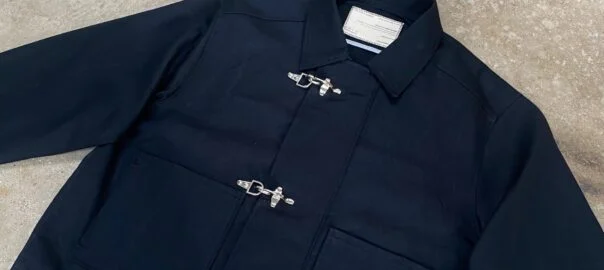 Γιατί τα μπουφάν Fireman Clasp είναι ξανά παντού – Από πυροσβέστες μέχρι TikTok και ανδρικά ρούχα