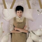 Η Emma Corrin μοιράζεται τα φώτα της δημοσιότητας με ένα κοπάδι πάπιες στο εξώφυλλο του βρετανικού Harper’s Bazaar