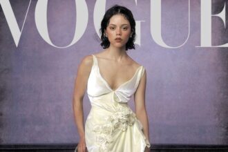 Jenna Ortega: Γοτθικός Γοητευτικός Μάγος με Dior στη Vogue Νοεμβρίου