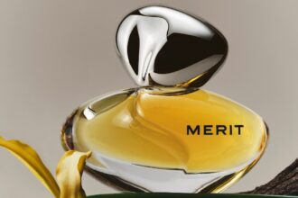 Η Merit λανσάρει το δεύτερο άρωμά της, ιδανικό για τις ζεστές και πικάντικες winter vibes.