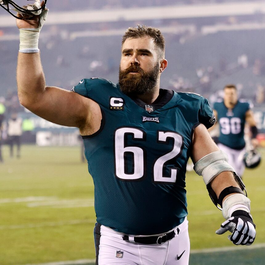 Ο Jason Kelce αποκαλύπτει την απώλεια βάρους και το σώμα του μετά την αποχώρησή του ενώ παίζει σούμο.