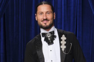 Ο Val Chmerkovskiy του «DWTS» τέθηκε σε διαθεσιμότητα λόγω σχολίου του για το χαστούκι του Will Smith στα Όσκαρ.
