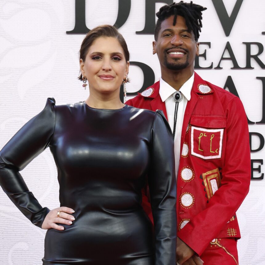 Ο Jon Batiste μοιράζεται φωτογραφίες με τη Suleika Jaouad μετά τη μεταμόσχευση μυελού των οστών.