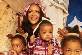 Η Rihanna προσφέρει τη σειρά Savage X Fenty με Πυτζάμες για Μαμά και Παιδί προς 25 δολάρια για τις γιορτές.