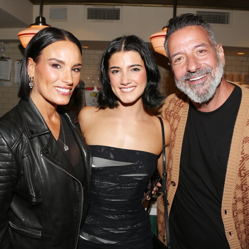 Η Charli D’Amelio απαντά στις φήμες ότι η οικογένειά της «έκλεψε» τα χρήματά της