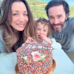 Η κόρη της Kaley Cuoco, Matilda, αγκαλιάζει το μωρό Philomena: Φωτογραφία