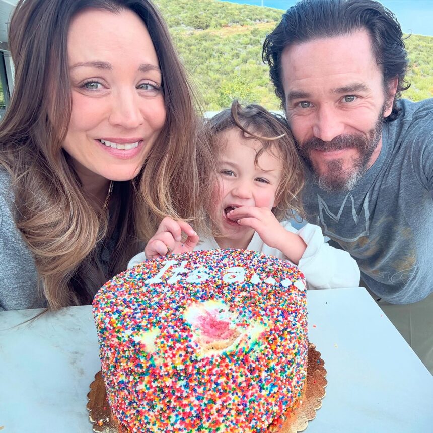 Η κόρη της Kaley Cuoco, Matilda, αγκαλιάζει το μωρό Philomena: Φωτογραφία