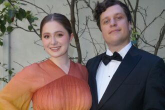 Η Έμμα Κένι από το «Shameless» ανακοινώνει νέα για τη σχέση της με τον Κόνραντ Χίλτον