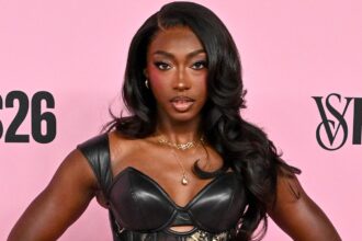 Η Aniya Harvey από το «Love Island USA» αποκαλύπτει τη σχέση της με τον Carl Schmidt.