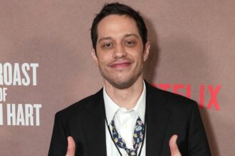 Ο Pete Davidson Αποκαλύπτει την Πρόοδο Αφαίρεσης Τατουάζ σε Φωτογραφία Χωρίς Μπούστο