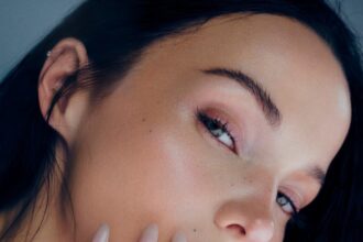 Η συλλογή Curology της Dove Cameron είναι για υγιή, φυσική λάμψη στην επιδερμίδα.