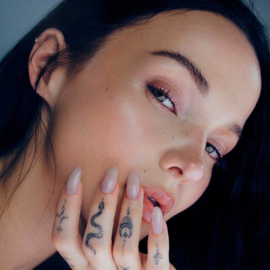 Η συλλογή Curology της Dove Cameron είναι για υγιή, φυσική λάμψη στην επιδερμίδα.