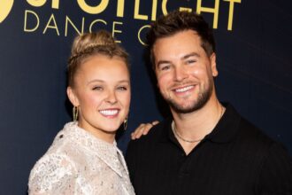 Η Jojo Siwa αποκαλύπτει ότι φοράει το δαχτυλίδι του Chris Hughes στο αριστερό χέρι, με την αντίδρασή του να μην περνά απαρατήρητη.