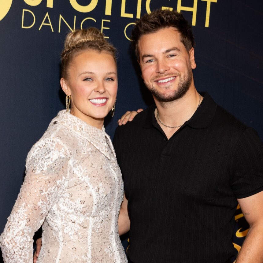 Η Jojo Siwa αποκαλύπτει ότι φοράει το δαχτυλίδι του Chris Hughes στο αριστερό χέρι, με την αντίδρασή του να μην περνά απαρατήρητη.