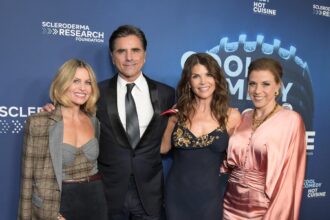 Ο Τζον Στάμος έχει την υποστήριξη της Κάντρις Κάμερον Μπούρε από το “Full House” και άλλων.