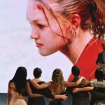 Η Τζούλια Στάιλς έχει επανένωση για το «10 Πράγματα που Μισώ σε Σένα» κατά την παρουσίαση αφιερώματος στον Χιθ Λέτζερ στο «DWTS».