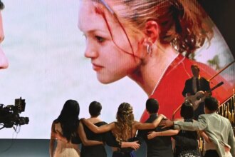 Η Τζούλια Στάιλς έχει επανένωση για το «10 Πράγματα που Μισώ σε Σένα» κατά την παρουσίαση αφιερώματος στον Χιθ Λέτζερ στο «DWTS».