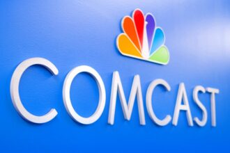 Προσεχείς απολύσεις στην Comcast καθώς προετοιμάζεται για την απόσχιση της NBCU, με εκτιμώμενη επιβάρυνση 1 δισ. δολαρίων το 4ο τρίμηνο