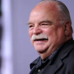 In Greek, “Remembering ‘Office Space’ Actor Richard Riehle” can be translated as:

“Ενθυμούμενοι τον ηθοποιό του ‘Office Space’ Ρίτσαρντ Ριέλ”
