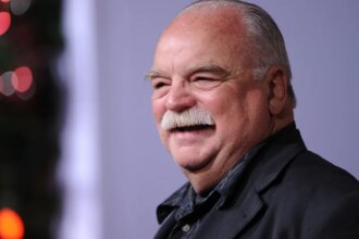 In Greek, “Remembering ‘Office Space’ Actor Richard Riehle” can be translated as:

“Ενθυμούμενοι τον ηθοποιό του ‘Office Space’ Ρίτσαρντ Ριέλ”