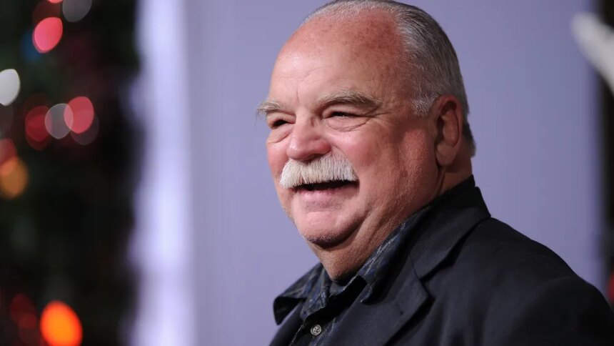 In Greek, “Remembering ‘Office Space’ Actor Richard Riehle” can be translated as:

“Ενθυμούμενοι τον ηθοποιό του ‘Office Space’ Ρίτσαρντ Ριέλ”