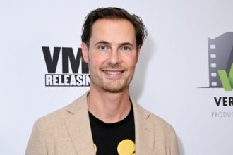 Ο ηθοποιός της σειράς «Brink», Έρικ φον Ντέττεν, κατηγορείται για κακοποίηση ηλικιωμένων και απάτη