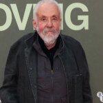 Μάικ Λι παίρνει όρθιο χειροκρότημα στην πρεμιέρα του “Tender Loving Care” στο Λονδίνο.