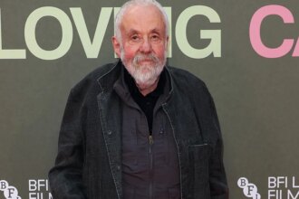 Μάικ Λι παίρνει όρθιο χειροκρότημα στην πρεμιέρα του “Tender Loving Care” στο Λονδίνο.