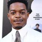 Ο Στέφαν Τζέιμς από την ταινία «I Play Rocky» τιμά τον Καρλ Γουέδερς με κοστούμι στο κόκκινο χαλί